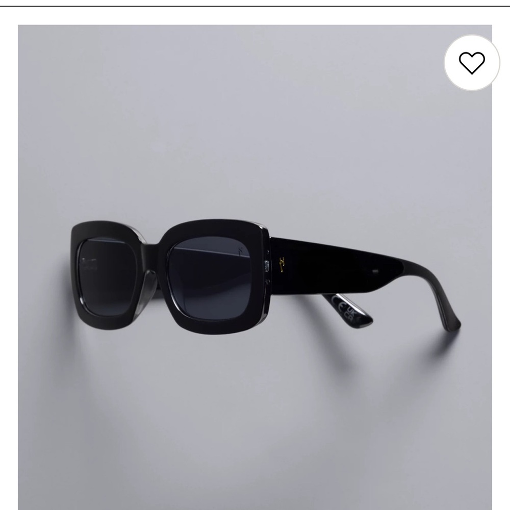 Elegant Black Oversized Sunglasses